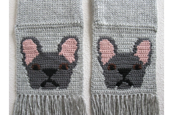 gray scarf with bulldogs