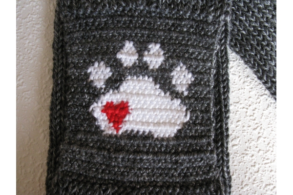 paw print reverse view