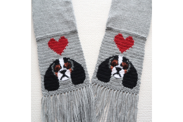 Gray knit King Charles Cavalier Spaniel scarf with tricolor dogs and red hearts Gray knit King Charles Cavalier Spaniel scarf with tricolor dogs and red hearts